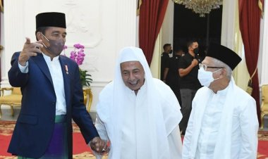 Momen Jokowi Genggam Tangan Habib Luthfi saat Zikir Kebangsaan di Istana
